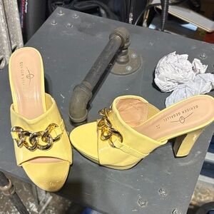 Geriger Gegallel pale yellow gold chain accent mules